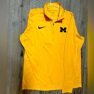 University of Michigan Men’s 1/4 Zip. Worn once. Excellent condition.